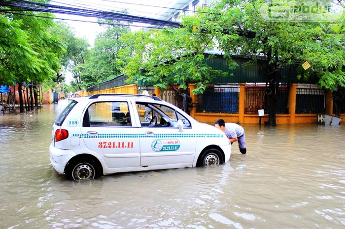 Nước ngập, taxi không thể đón khách còn chết máy giữa biển nước